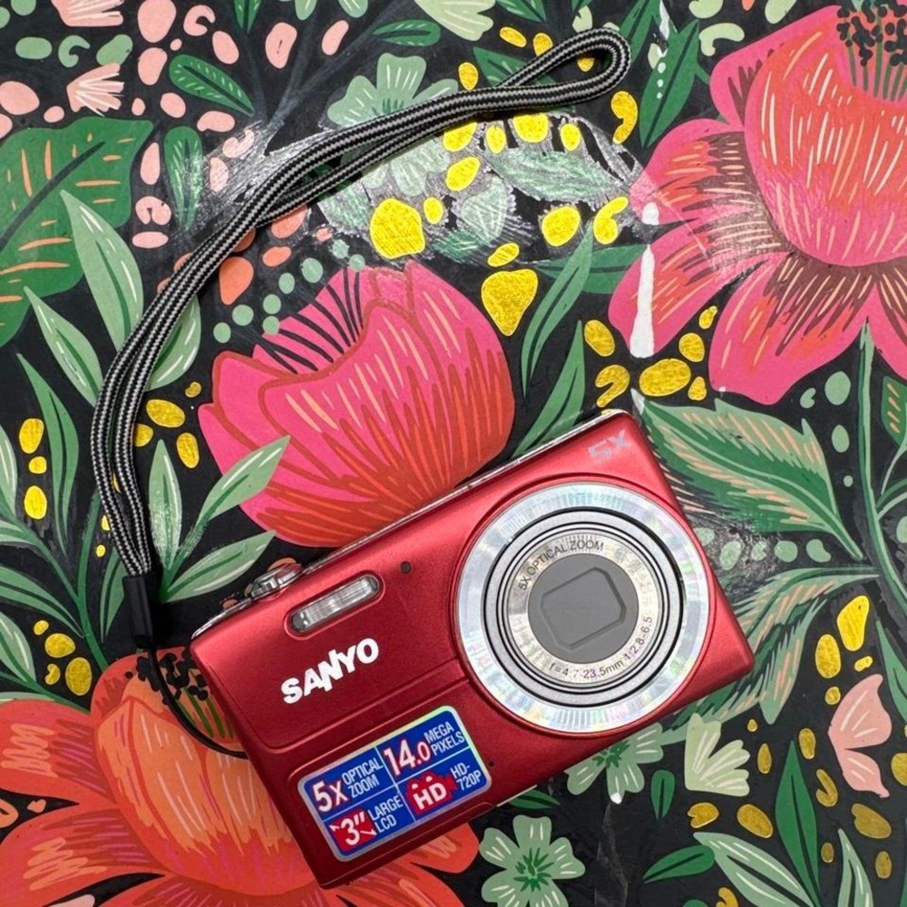 Sanyo VPC-T1496 Digital Camera – Compact Point-and-Shoot Camera‎